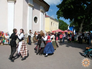 Литовские друзья показывают свой репертуар на площади